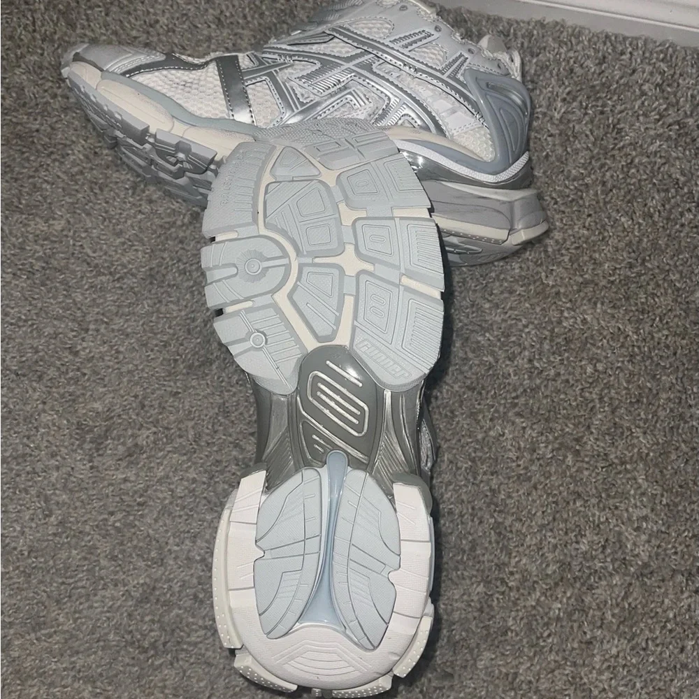 Bal. Silver & white Runners sneakers 🩶 - Picture 5 of 5